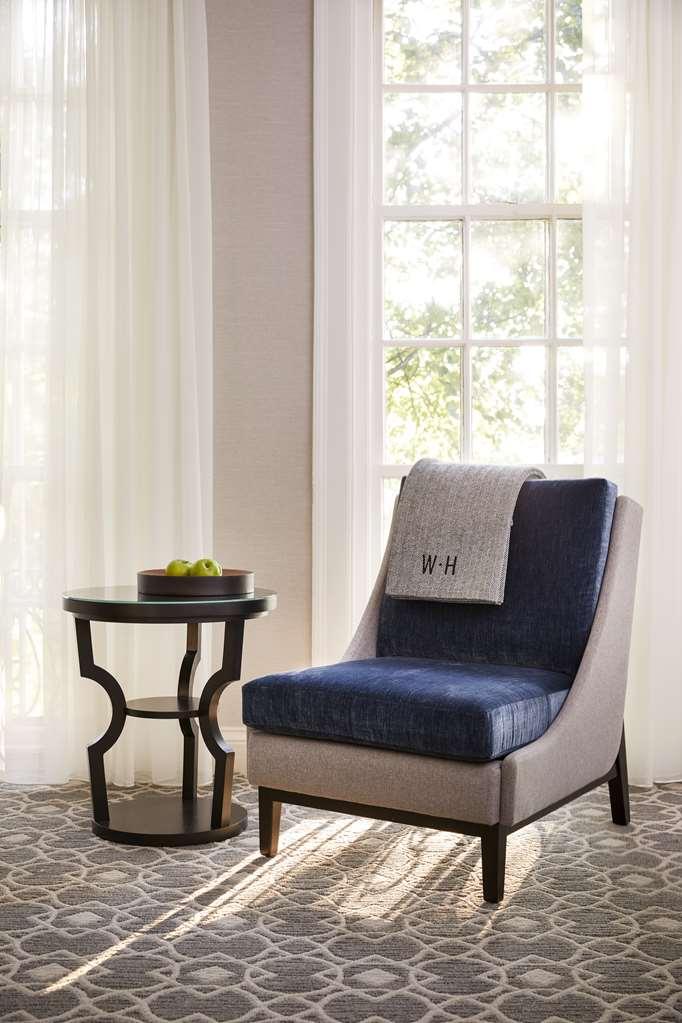 The Whitney Hotel Boston Chambre photo A chair with a throw