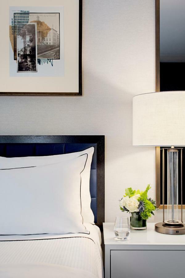 The Whitney Hotel Boston Extérieur photo A bed with a lamp