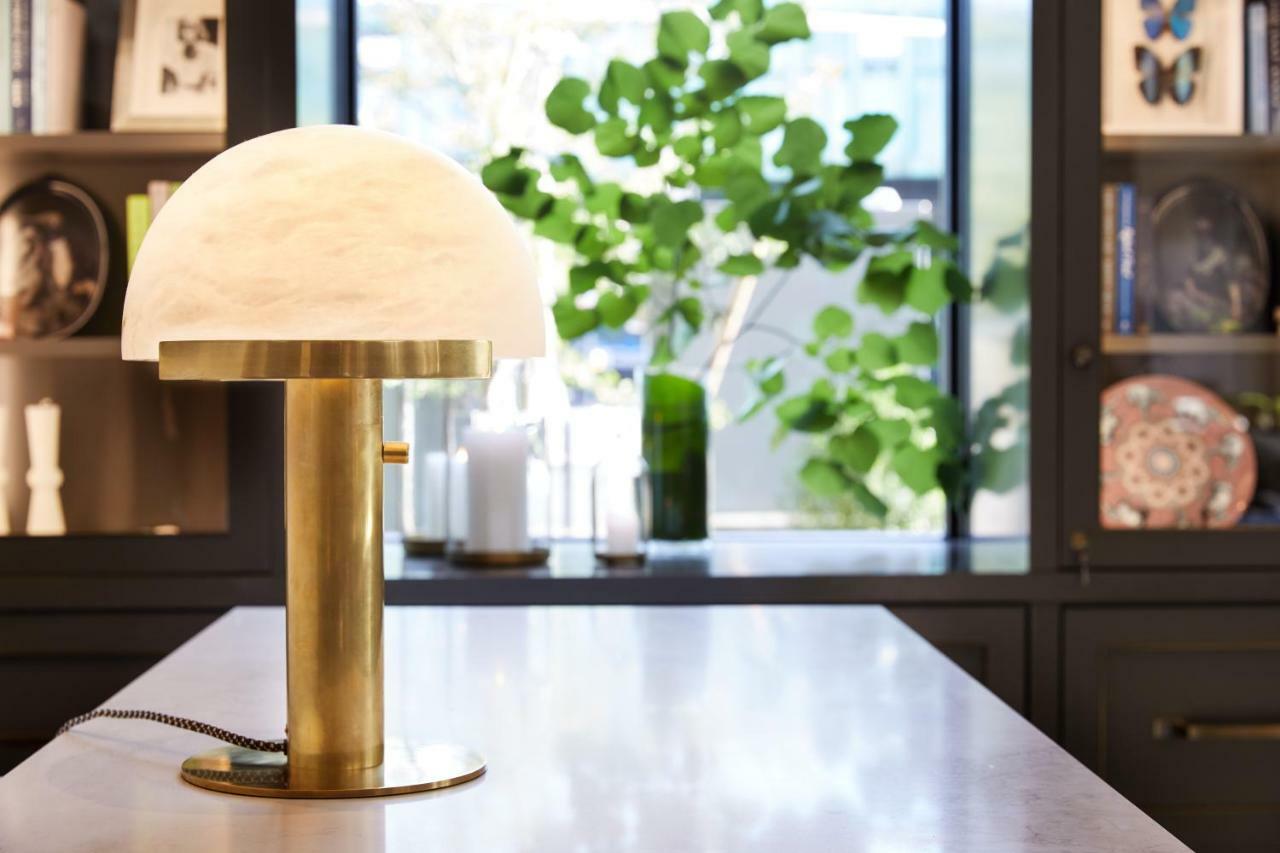The Whitney Hotel Boston Extérieur photo A table lamp