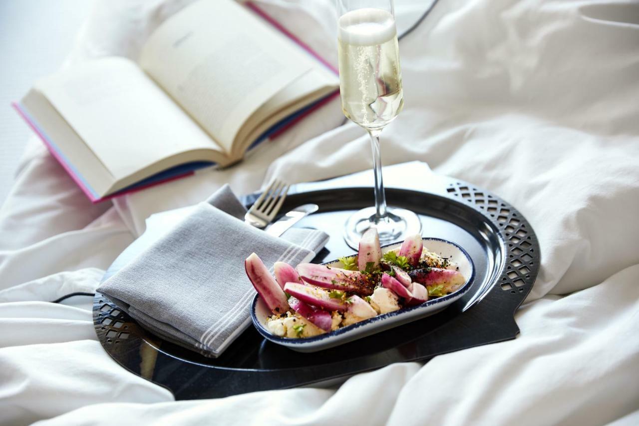 The Whitney Hotel Boston Extérieur photo A tray of food and drink