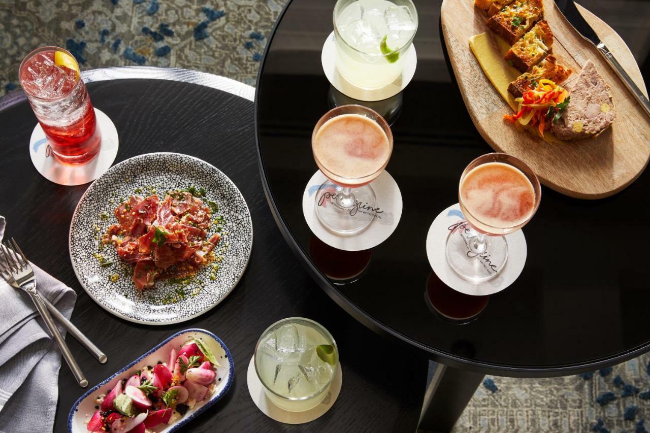 The Whitney Hotel Boston Extérieur photo Cocktails at the bar