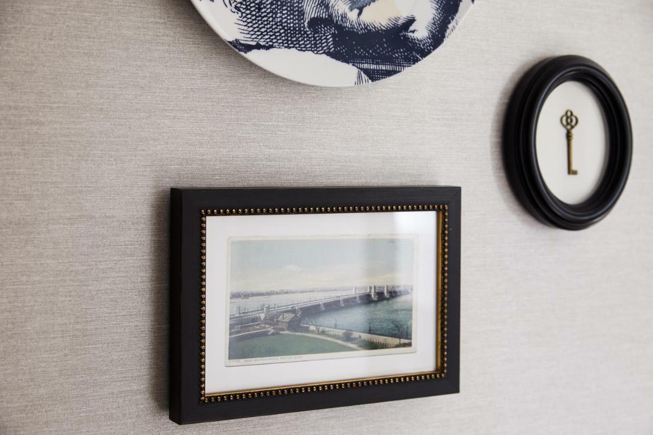 The Whitney Hotel Boston Extérieur photo A photograph of the Golden Gate Bridge, framed and mounted on a wall