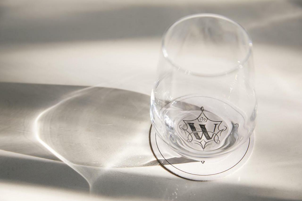 The Whitney Hotel Boston Extérieur photo A glass of water