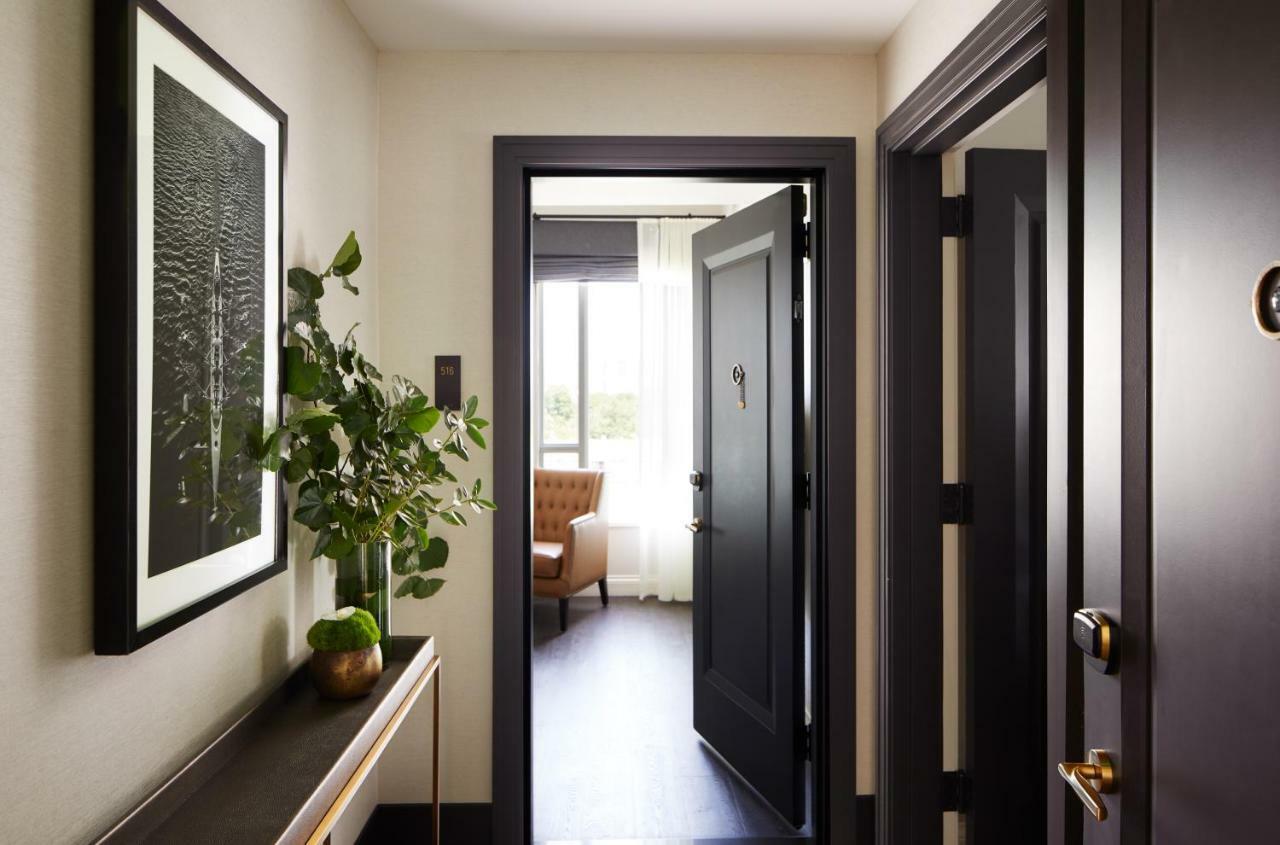 The Whitney Hotel Boston Extérieur photo A suite at The Standard East Village