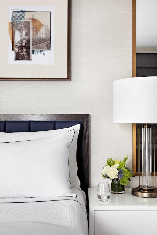 The Whitney Hotel Boston Extérieur photo A bed with a white bedsheet